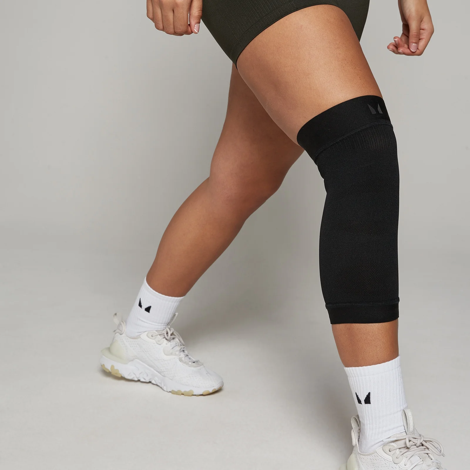 MP Seamless Knee Sleeve (Single) - Black - L الصورة 1